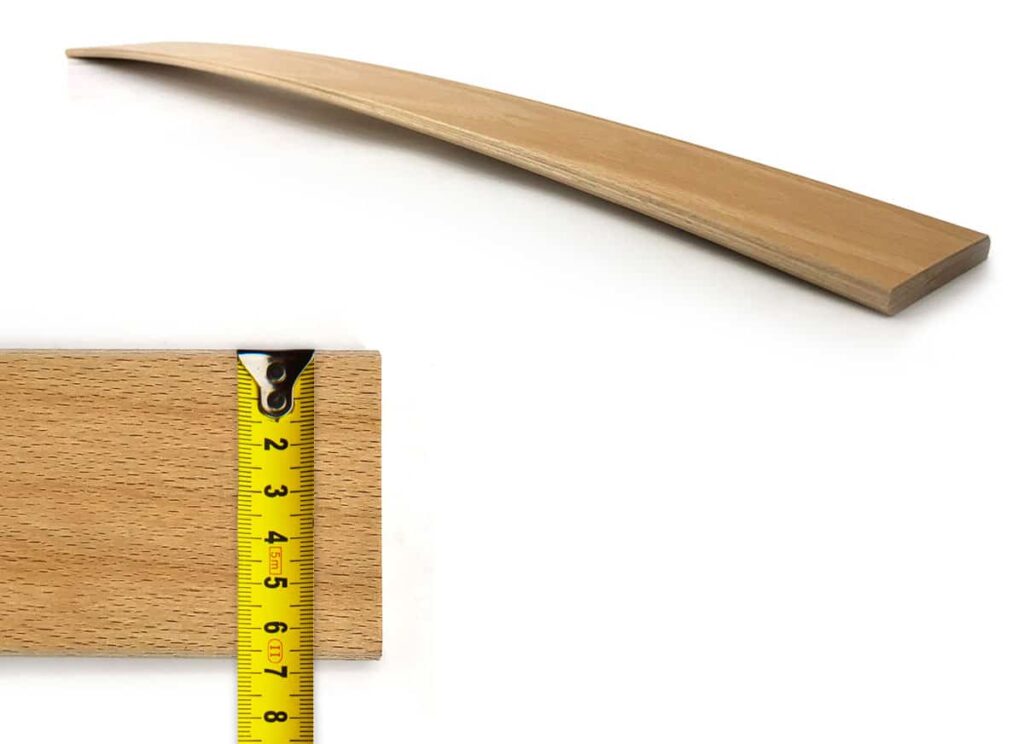 Lamelă curbată din lemn pentru somieră și măsurarea lățimii de 53 mm cu o ruletă