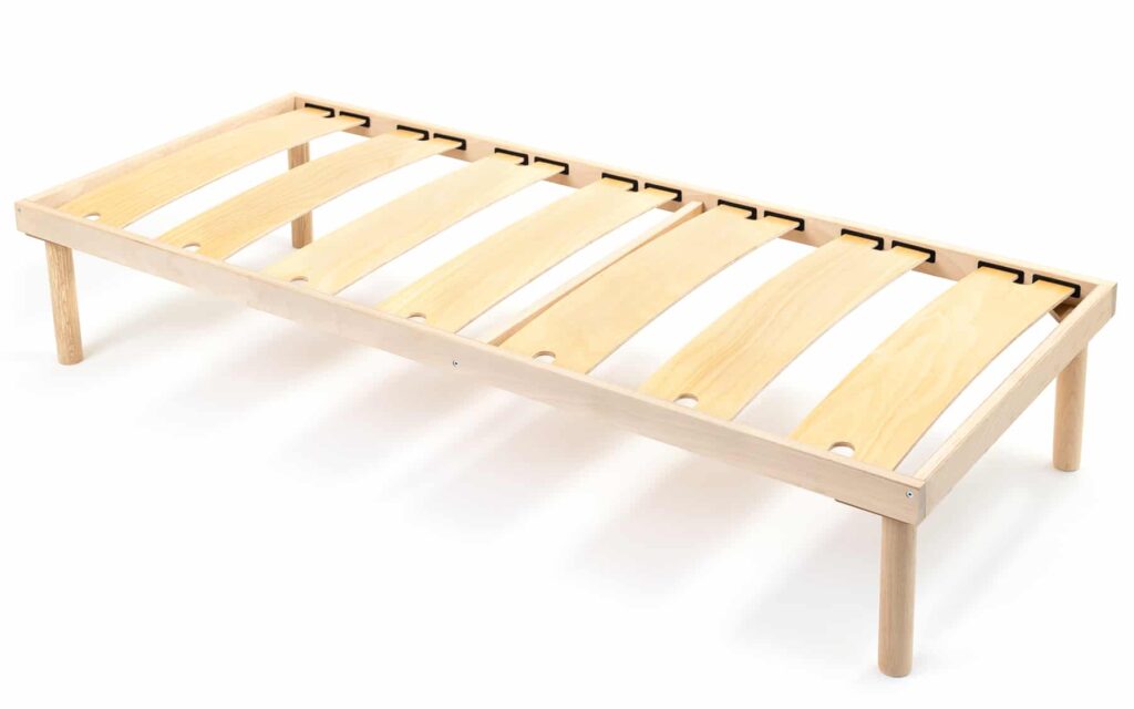 Cadru de pat minimalist din lemn cu lamele late și picioare rotunde.